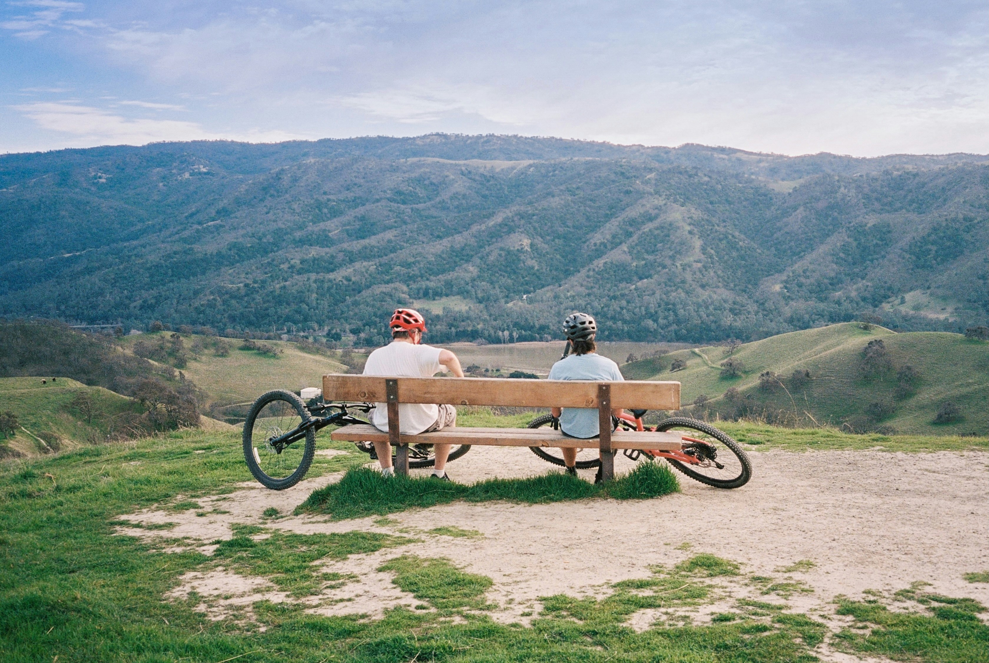 mountain bikers on a break discussing plug in useful